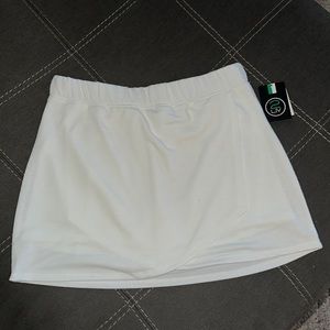 30 💓NWT Multiple sizes of this buttery soft white skirt. Brand 2LIV.